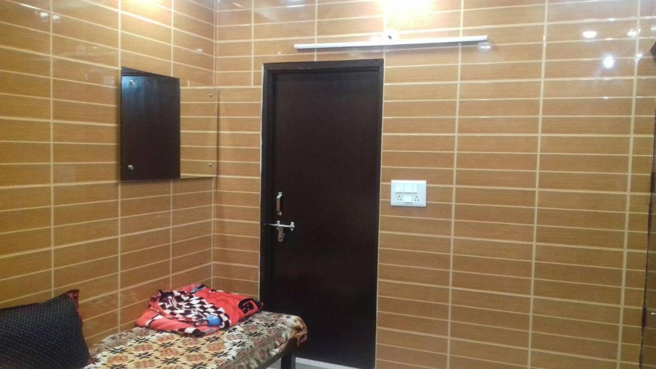 Posh, Foreigner Area Lajpat Ngar Luxury Apartment New Delhi